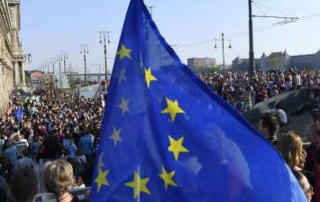 В Будапеште тысячи людей вышли в защиту Центральноевропейского университета