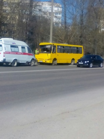 В Симферополе у попавшей в ДТП маршрутки вылетело лобовое стекло, пострадали пассажиры