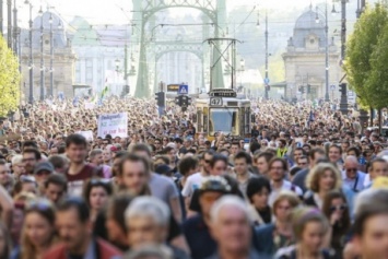 В Будапеште тысячи людей вышли в поддержку основанного Соросом университета