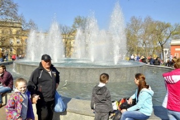 Одесские фонтаны открыли сезон и брызгаются радугой (ФОТО)