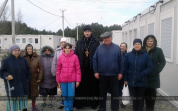 Священнослужители Павлограда опекают модульный городок переселенцев
