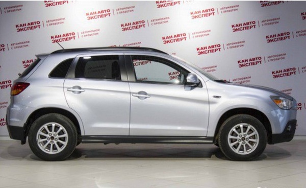 В Петербурге неизвестные угнали Mitsubishi ASX