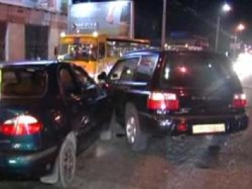 ДТП в Киеве: на Шулявском путепроводе Daewoo Lanos протаранил Subaru Forester. видео