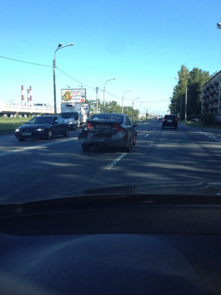 В Петербурге на "зебре" столкнулись две иномарки