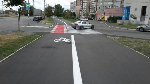 В Киеве появилась красно-белая разметка для велосипедистов