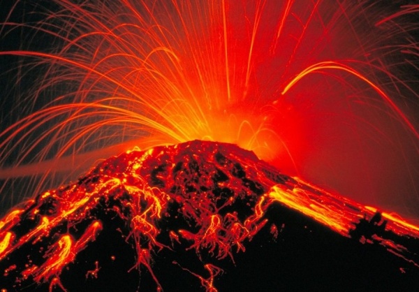 Вулкан Сакурадзима в Японии выбросил столб пепла высотой 400 метров