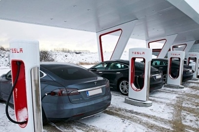 Tesla просит не злоупотреблять фирменными станциями зарядки