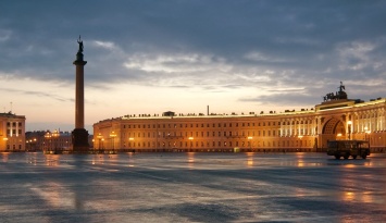В Петербурге на Дворцовой площади два скутериста устроили ДТП