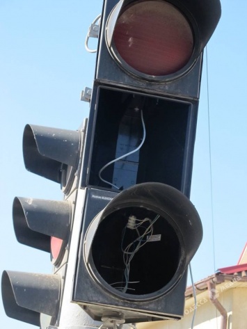 В Одессе вандалы разбили светофор (фото)