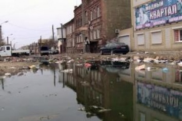 Житель Астрахани снял на видео реальную жизнь российской провинции: бараки, грязь и ямы на дорогах