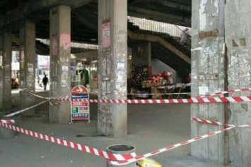 В Киеве аварийный мост травмировал 18-летнюю девушку
