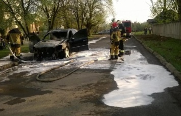 В Ужгороде подожгли авто полковника полиции, расследующего дело о "левой" водке на Западной Украине