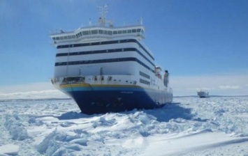У берегов Канады освободили застрявший во льдах паром с 209 пассажирами