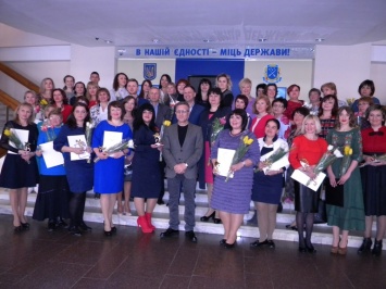 В горсовете Днепра наградили лучших педагогов и представителей школьных библиотек