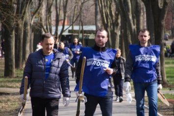 По инициативе ОППОЗИЦИОННОГО БЛОКА в Одессе в парке на «411 батареи» прошел общегородской субботник