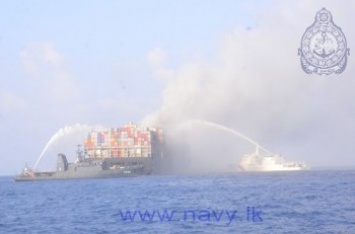 В Индийском океане загорелся контейнеровоз MSC Daniela (фото)