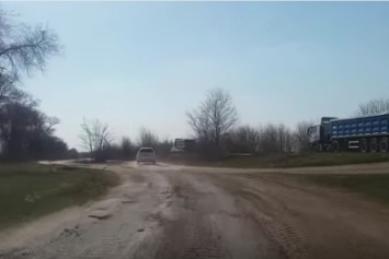 Водители самостоятельно перенесли влево трассу Днепр - Кривой Рог (ВИДЕО)