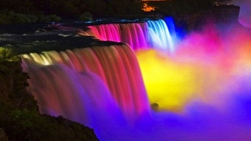 Ниагарский водопад предлагает уникальное световое шоу