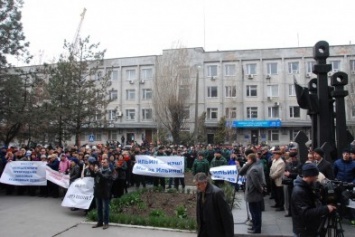 Портовики Бердянска вышли на митинг в поддержку своего директора