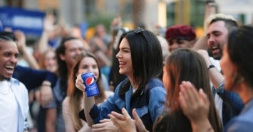 Pepsi извинилась за свою рекламу с сестрой Кардашьян и удалила ее из сети