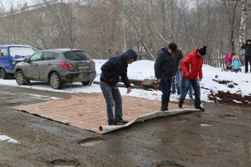 Автомобильные ямы в Кирове покрыли коврами