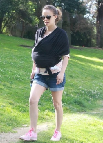 Натали Портман на прогулке с новорожденной дочкой