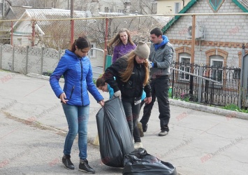 Жители микрорайона «32 округ» навели порядок в сквере Тищенко