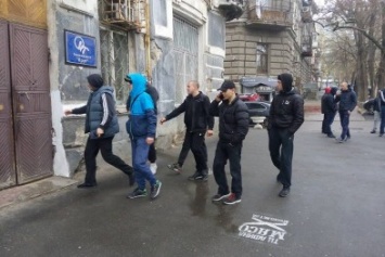 В Одессе боевики под Управлением полиции громят оппозиционный мэрии телеканал (ФОТО)
