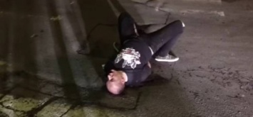 В Киеве сумасшедший наркоман выбил стекла иномарки и бросался на полицейских (видео 18+)