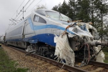 Скоростной поезд Pendolino столкнулся с фурой и разорвал ее пополам (фото)