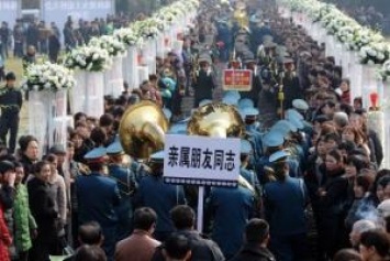 Китаец устроил собственные похороны при жизни: сидел в гробу и смотрел на реакцию окружающих