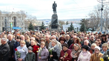 В митинге в память о жертвах теракта в Санкт-Петербурге приняло участие около тысячи севастопольцев