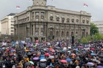В Сербии массовые митинги против новоизбранного президента