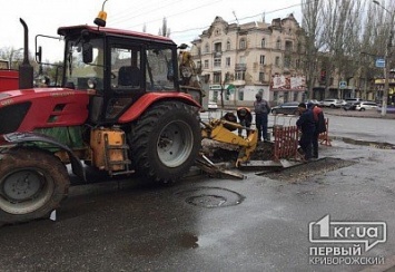 В Кривом Роге из-за порыва трубы разрыли дорогу