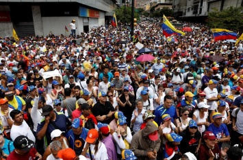 В Венесуэле многотысячные антиправительственные протесты переросли в столкновения с полицией