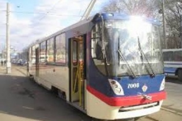 В Одессе трамвай зажал пожилую женщину дверью и поехал: у бабушки перелом плеча (ФОТО)