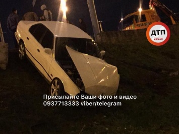 В Киеве на Троещине автомобиль BMW влетел в бетонную клумбу