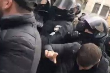 В Харькове полиция разгоняет активистов, "замуровавших" "Сбербанк" (ФОТО)
