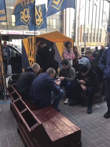 Радикалы под "Сбербанком" в Киеве добавили еще палаток и слушают украинский рок
