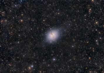 "Хаббл" заснял на видео процесс "самоубийства" галактики NGC 4536
