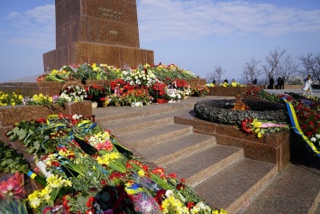 Без пиара: одесситы продолжают нести цветы к памятнику Неизвестному матросу