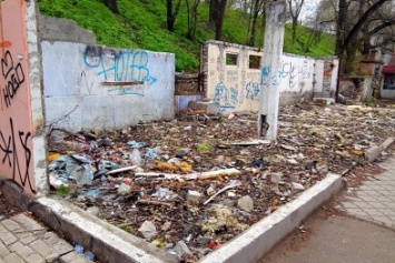 В Одессе конечная остановка возле Пересыпьских мостов напоминает разбомбленное гетто (ФОТО)