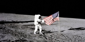 NASA: На поверхности Луны исчезли флаги США