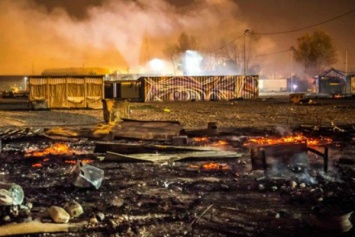 Масштабный пожар уничтожил лагерь мигрантов во Франции