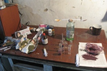 В Бахмуте полицейские ликвидировали нарколабораторию и притон (ФОТО)