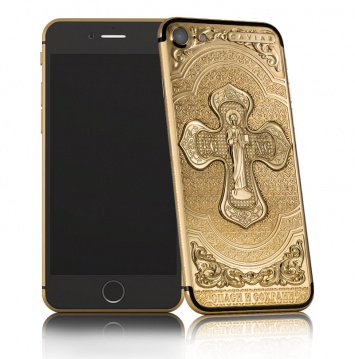Новые iPhone за 200 000 рублей освятили в храме и благословили у епископа