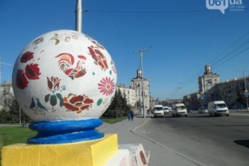 Запорожский активист перекрашивает забор на Поляка в первоначальный цвет, - ФОТО