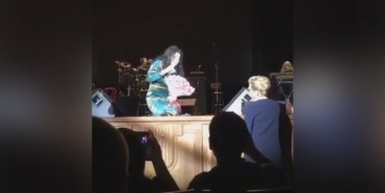 Зрители сняли на видео, как Лолита встает на колени перед Мизулиной