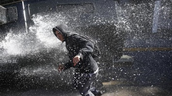 В Чили полицейские применили водометы против студентов, требующих бесплатного образования