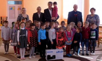 Народный депутат Украины Александр Жолобецкий подарил детсаду поселка Первомайское музыкальный центр
